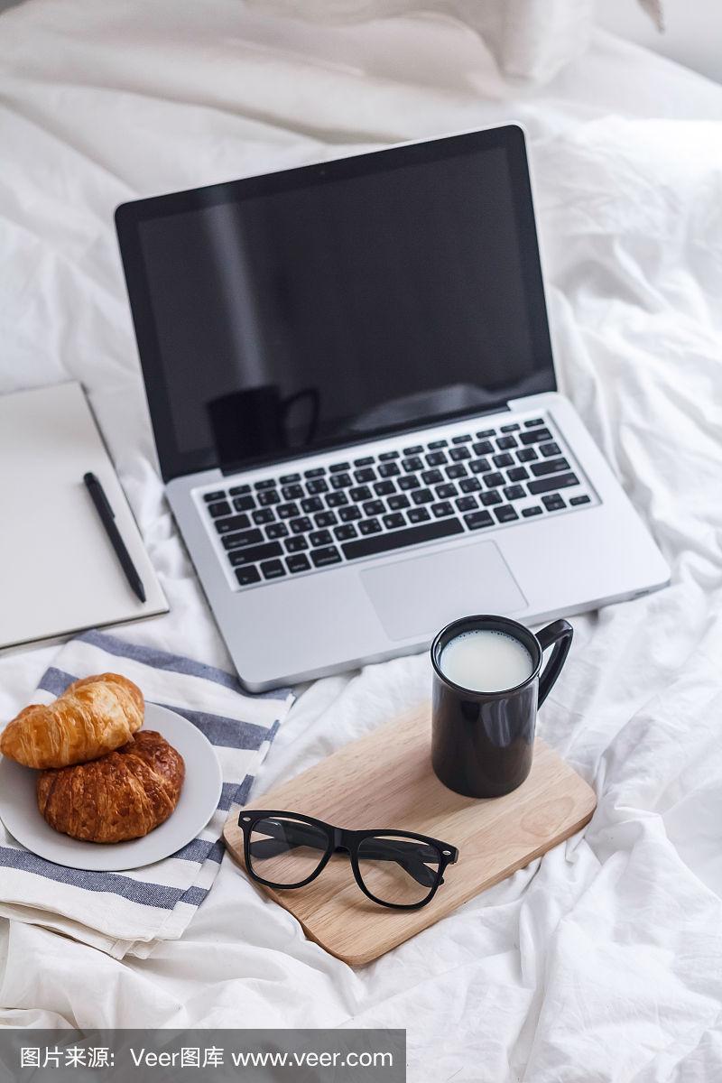 笔记本电脑进牛奶