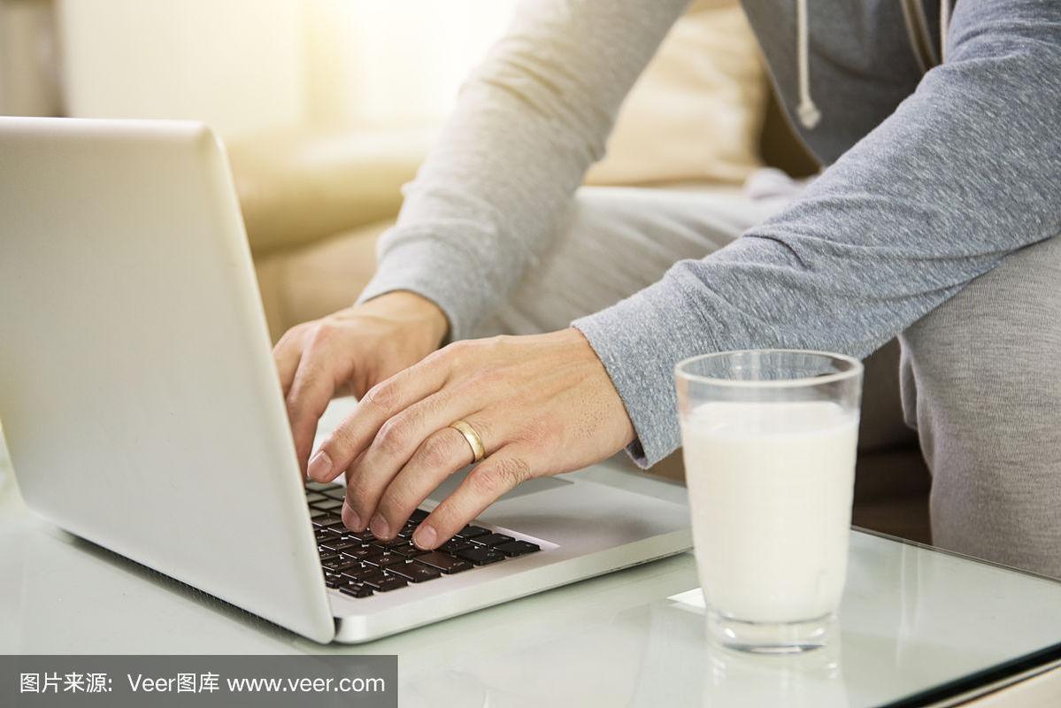 笔记本进水还能开机键盘什么的一切都正常,不处理会不会坏