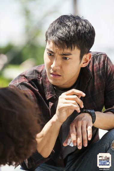 韩剧她很漂亮,15集中崔始源视频通话用的笔记本电脑是什么牌子?感觉很不...