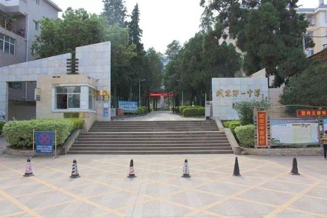 笔记本插入充电插头,屏幕电源指示闪两下就不充电了?