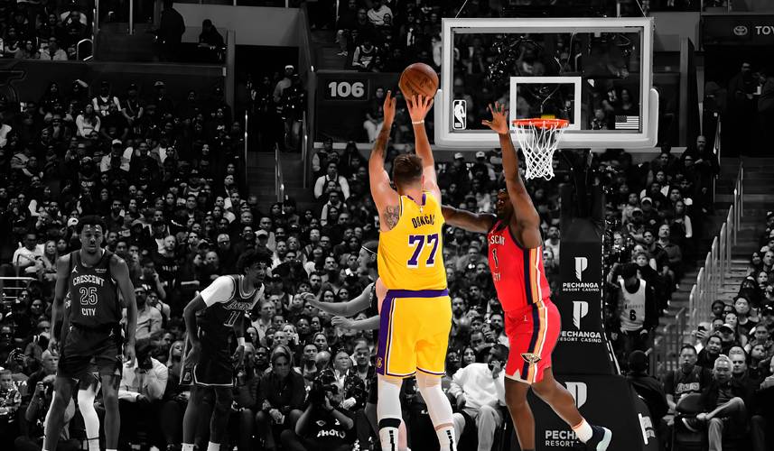 有一个投篮标志的笔记本电脑