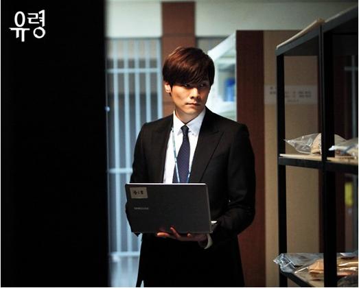 韩剧美女得诞生中那个女得用得笔记本是什么牌子,女主搜证据时用得平板...