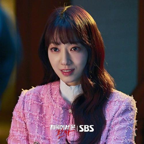 韩剧她很漂亮,15集中崔始源视频通话用的笔记本电脑是什么牌子?感觉很不...