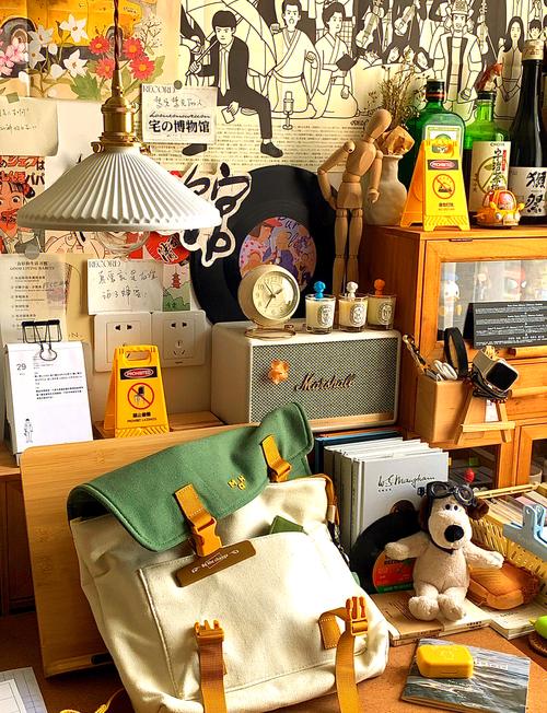 桌子上有什么书包