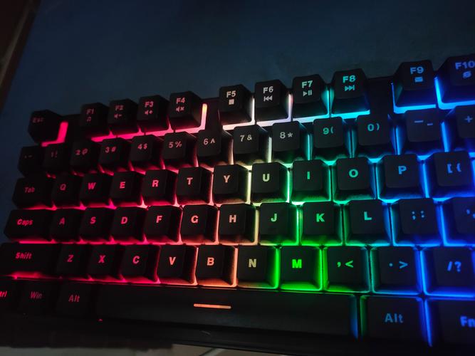 适合晚上用按键会发光的键盘
