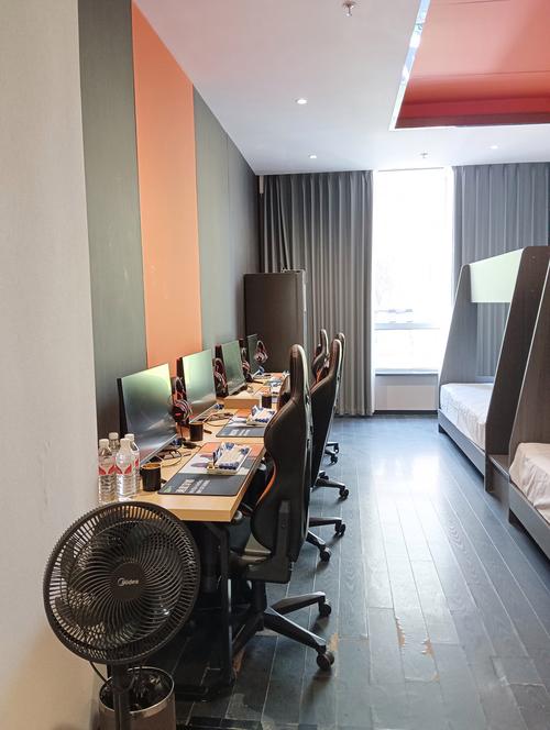除了网吧在哪里还可以使用电脑除了网吧和酒店出租房的电脑房还有什么地...