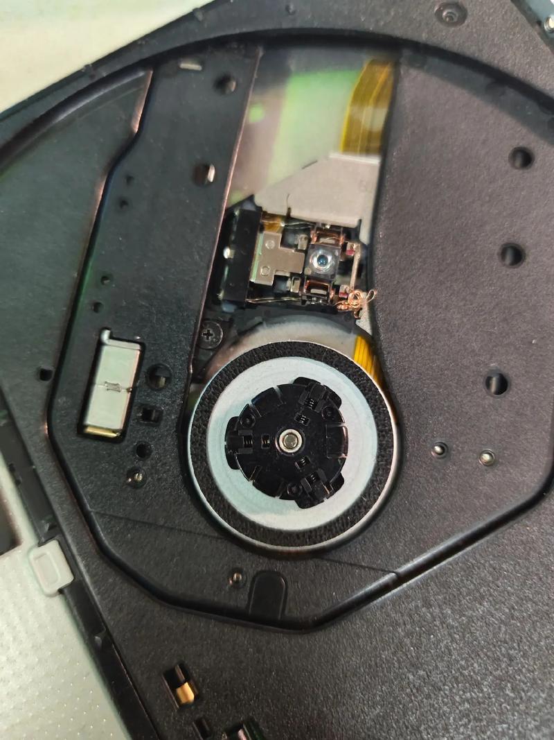 联想Y400的光驱怎么拆下