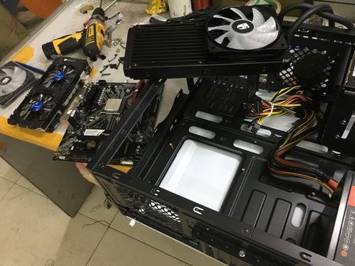 看了这些卖菜的大妈都会组装电脑了!