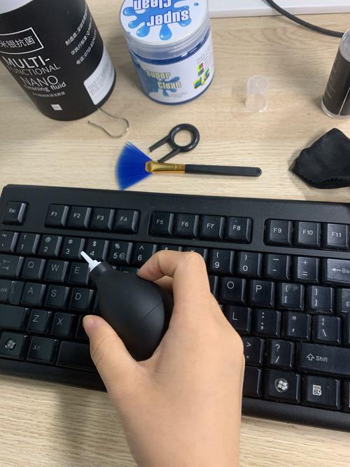 电脑液晶屏幕里面进灰尘怎么办