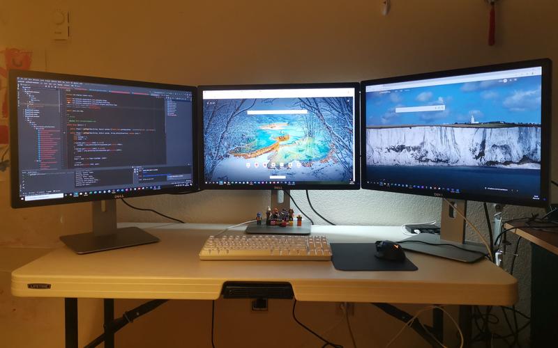 电脑显示三个显示器