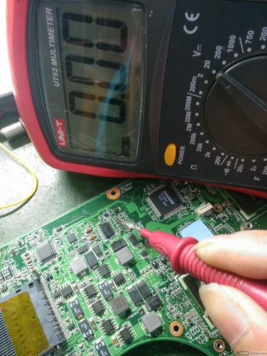 电脑开机显示器条状电脑屏幕上出现线条是怎么回事