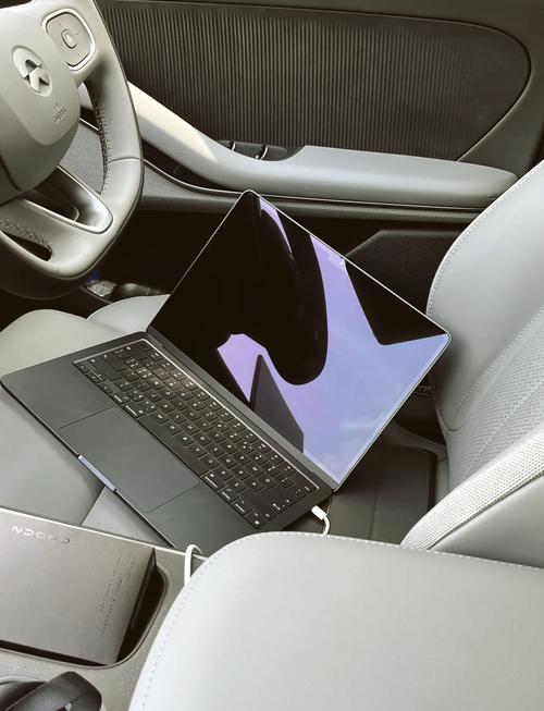 笔记本电脑键盘里面有很多灰尘,有什么简单在家里可以操作的方法,能把灰...