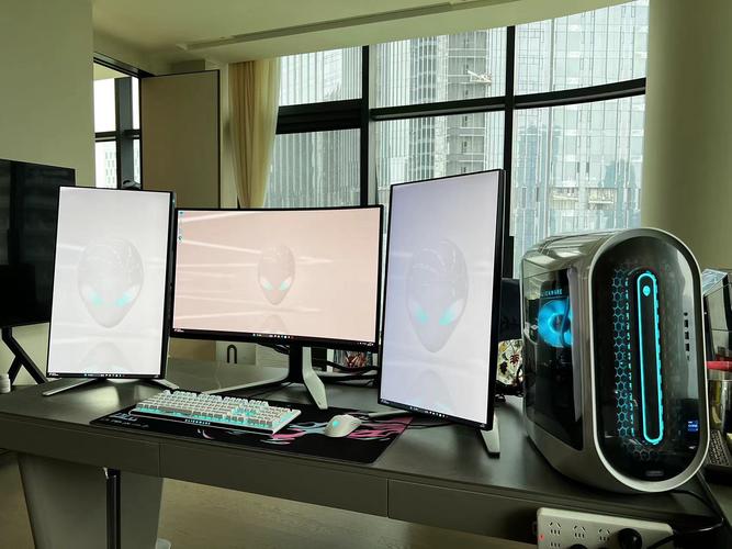 三个屏幕的电脑叫什么