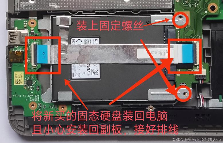 办公桌上有升降台加两个台式显示器和一个笔记本
