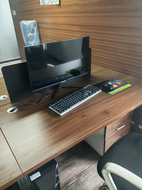 ...的桌子可以同时放下27寸显示器、一个电脑机箱、一台笔记本电脑...