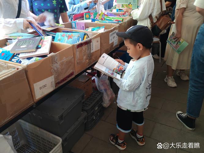 学生小王和父亲去商场购买笔记本电脑,他们在购买过程中,可取的行为有...