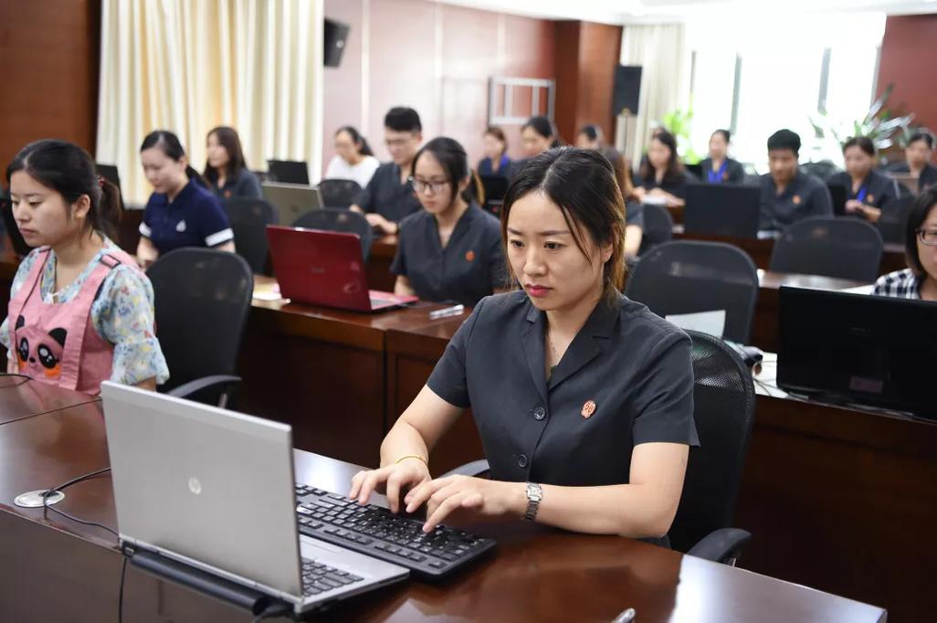 聘用制书记员有没有警服???