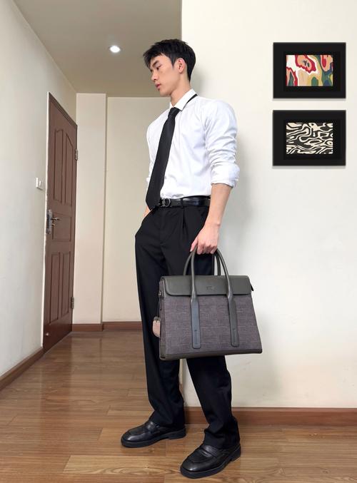 翻包记|男生EDC|银行男上班通勤背包在单位会有基本的着装要求