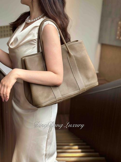 女人最宜穿三种手提包