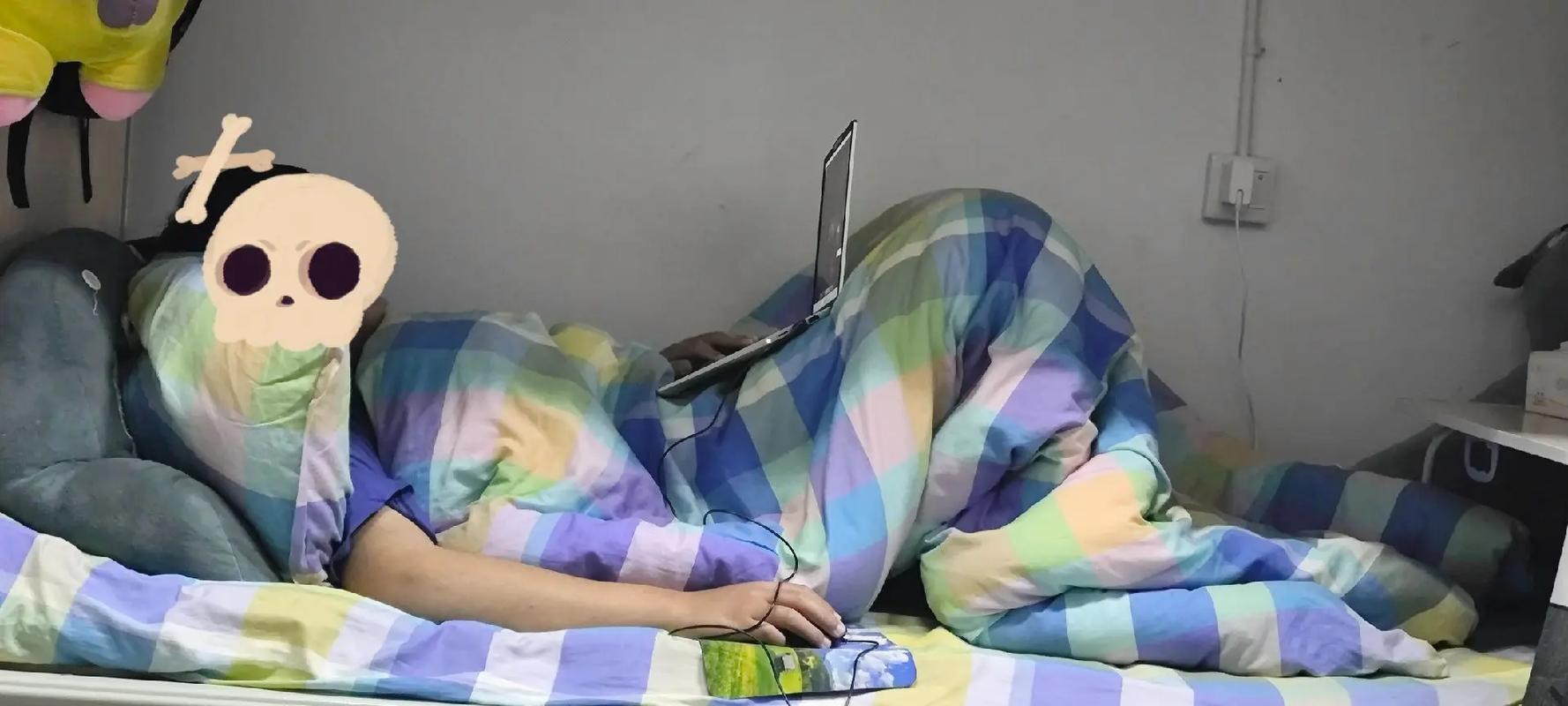 什么姿势长时间玩笔记本电脑不累如何打造最舒服的在床上玩电脑姿势