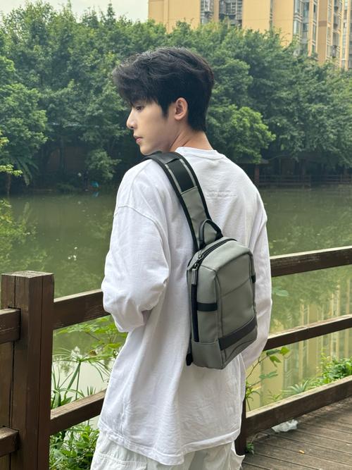 大学男生背什么包比较合适?