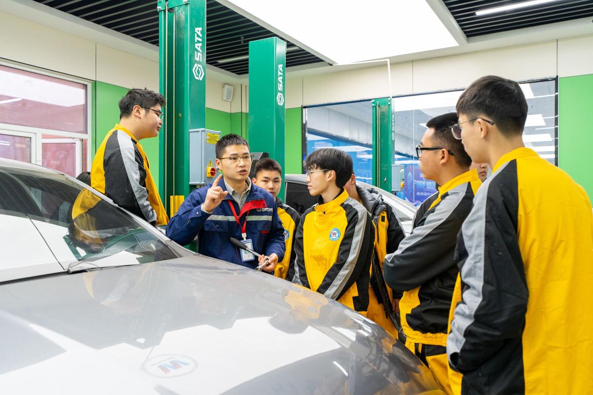 初中毕业男生学什么?